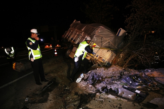 Nevşehir'de kamyonet otomobil ile çarpıştı: 5 ölü